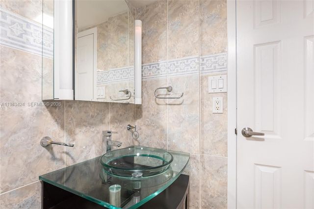 100 Bayview Dr 907, Sunny Isles Beach, FL 33160