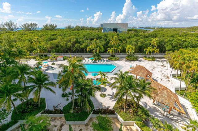 100 Bayview Dr 907, Sunny Isles Beach, FL 33160