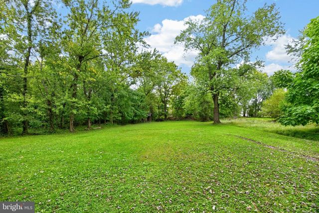 16 HILLTOWN PIKE, Line Lexington, PA 18932