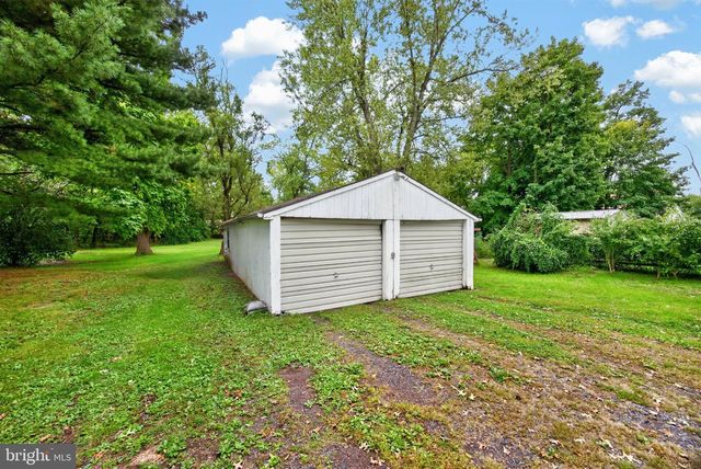 16 HILLTOWN PIKE, Line Lexington, PA 18932
