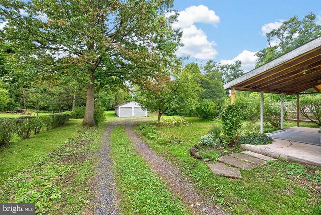 16 HILLTOWN PIKE, Line Lexington, PA 18932