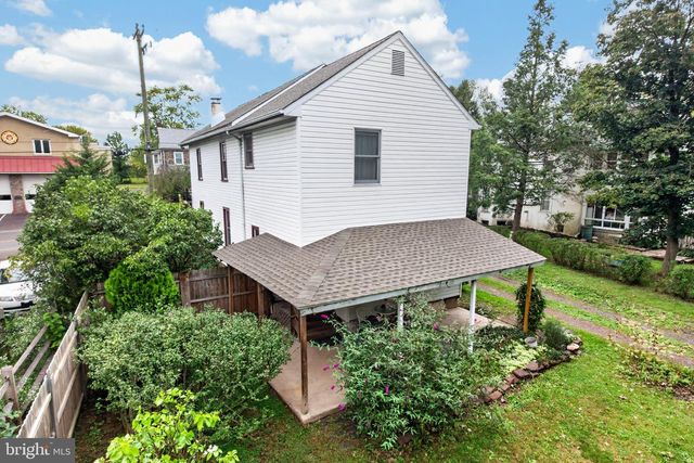 16 HILLTOWN PIKE, Line Lexington, PA 18932