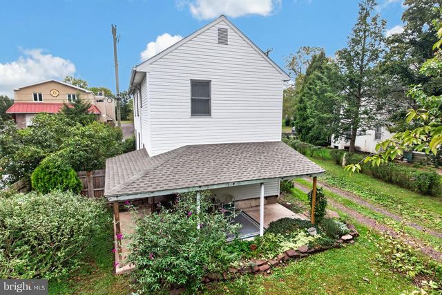 16 HILLTOWN PIKE, Line Lexington, PA 18932