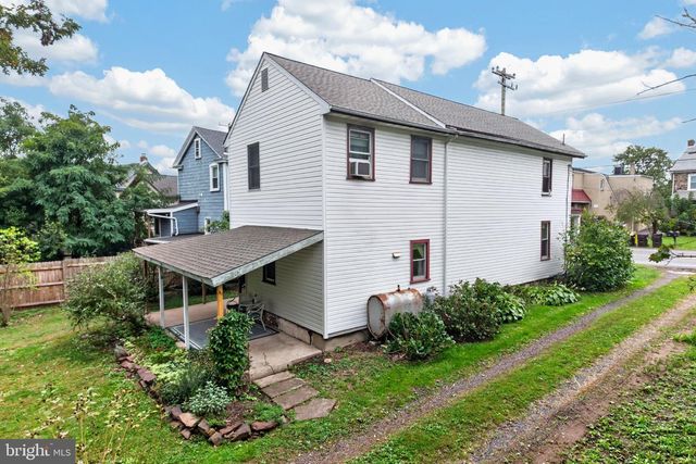 16 HILLTOWN PIKE, Line Lexington, PA 18932