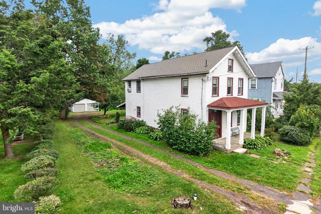 16 HILLTOWN PIKE, Line Lexington, PA 18932