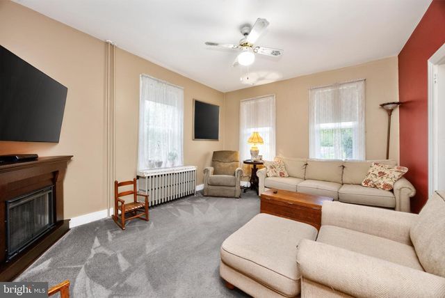 16 HILLTOWN PIKE, Line Lexington, PA 18932