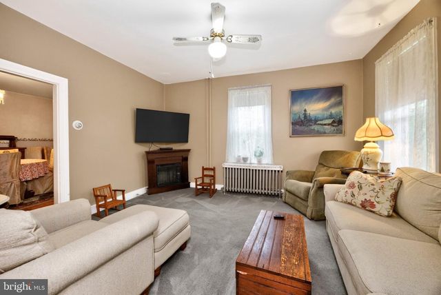16 HILLTOWN PIKE, Line Lexington, PA 18932