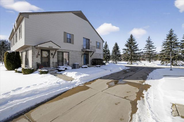35132 N Bay Circle 16, Harrison Twp, MI 48045