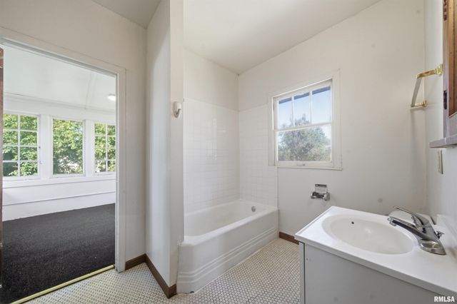 1811 W AYRES Avenue, Peoria, IL 61606