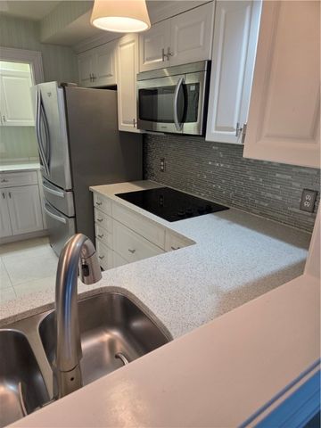 1903 Bay Road 206, Vero Beach, FL 32963