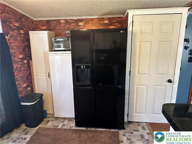 10 Roth Avenue, Longswamp Twp, PA 19539