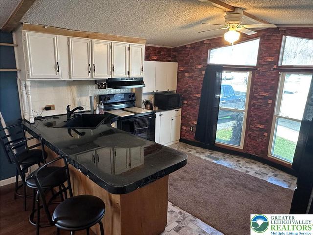 10 Roth Avenue, Longswamp Twp, PA 19539