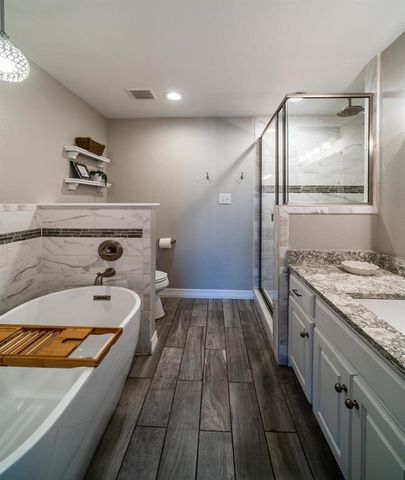 200 Red Oak Creek Drive, Oak Leaf, TX 75154