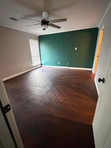 200 Red Oak Creek Drive, Oak Leaf, TX 75154