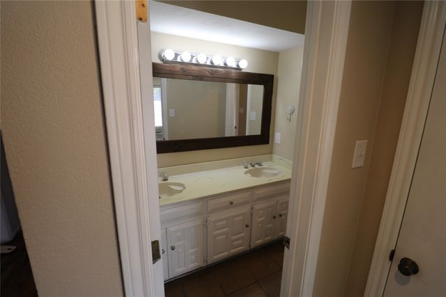 200 Red Oak Creek Drive, Oak Leaf, TX 75154