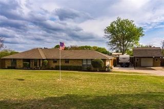 200 Red Oak Creek Drive, Oak Leaf, TX 75154