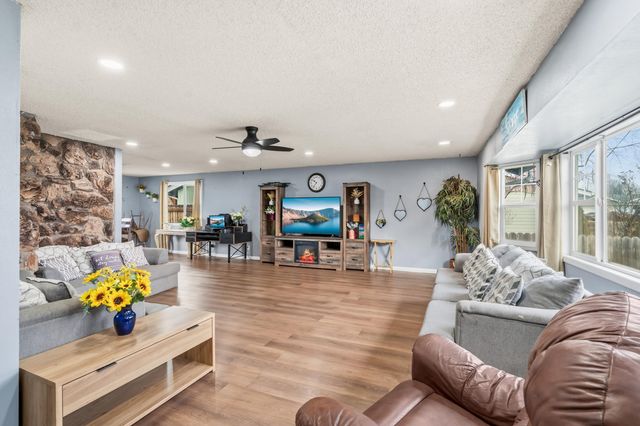 1960 Hutchins Circle, Medford, OR 97504