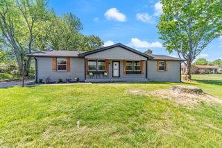 100 Eleazer Dr, Dickson, TN 37055