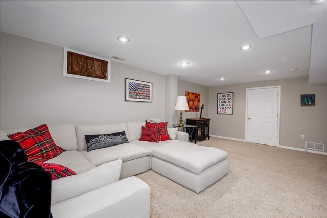 5459 Coachlight Drive, West Des Moines, IA 50266