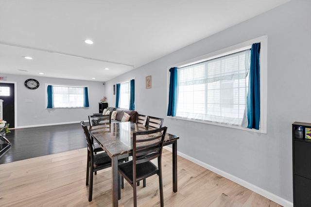 42 Ringgold St, Springfield, MA 01104