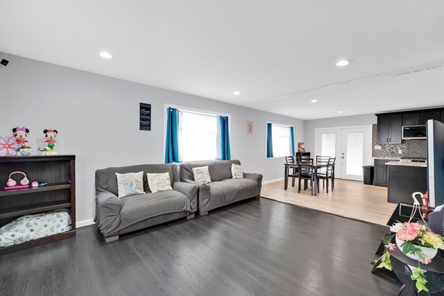 42 Ringgold St, Springfield, MA 01104