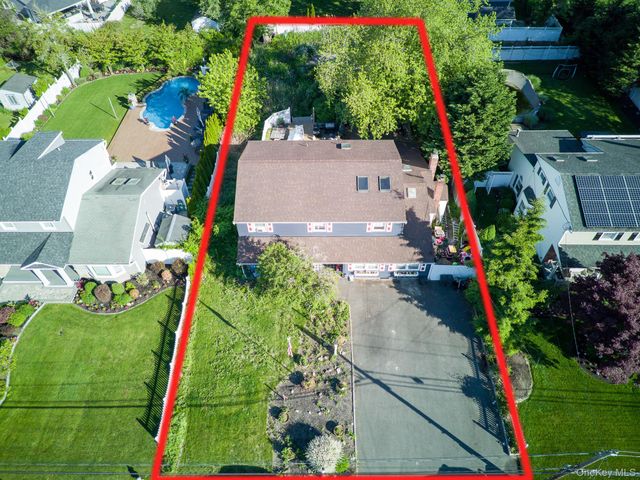 42 Ludlow Way, Oakdale, NY 11769