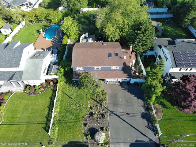 42 Ludlow Way, Oakdale, NY 11769