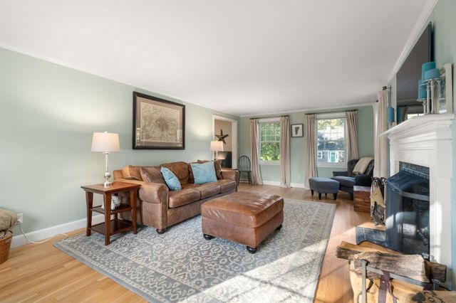 5 Juniper Lane, Medfield, MA 02052