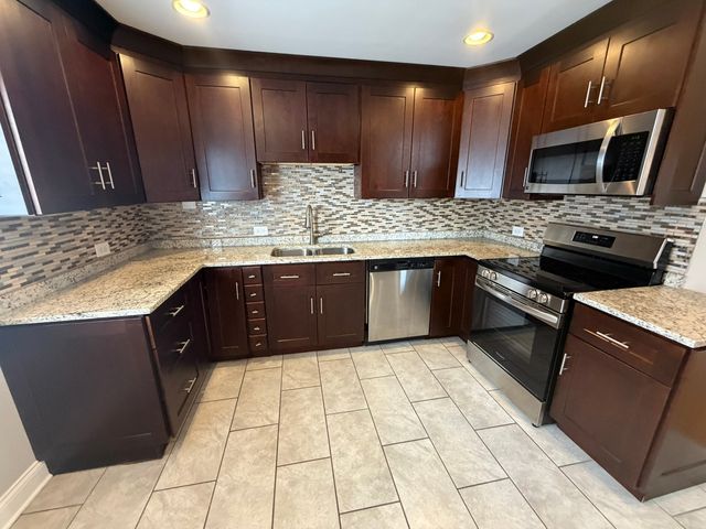 340 E Huntington Lane, Elmhurst, IL 60126