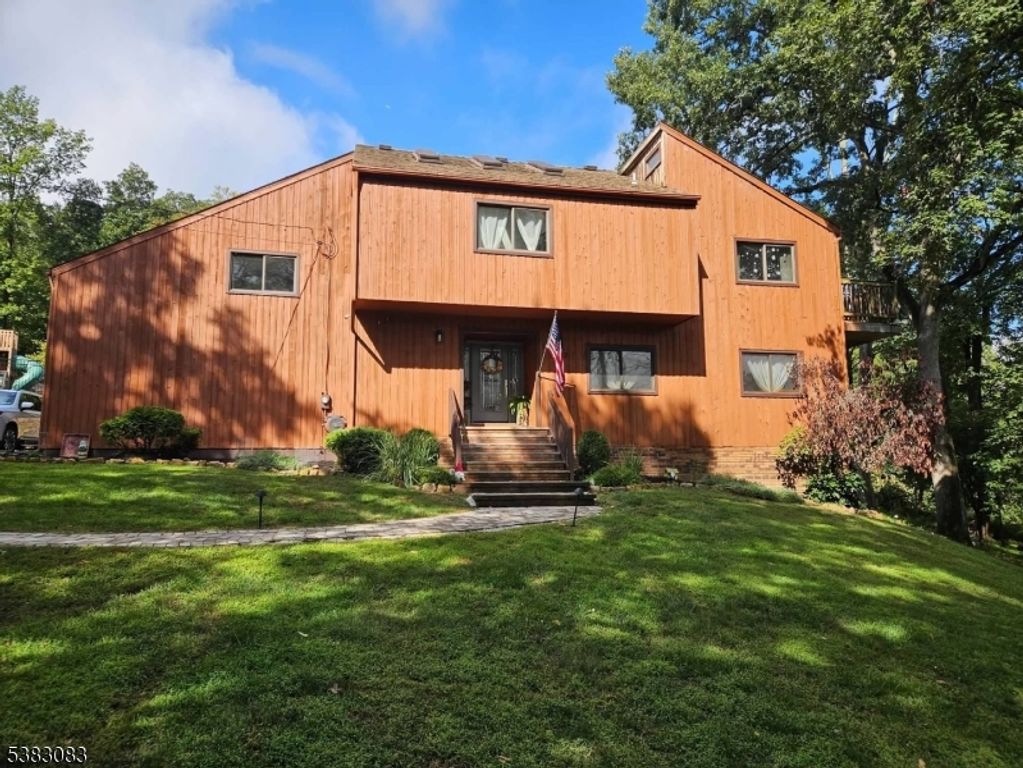 147 Beacon Hill Rd, Washington Twp., NJ 07830