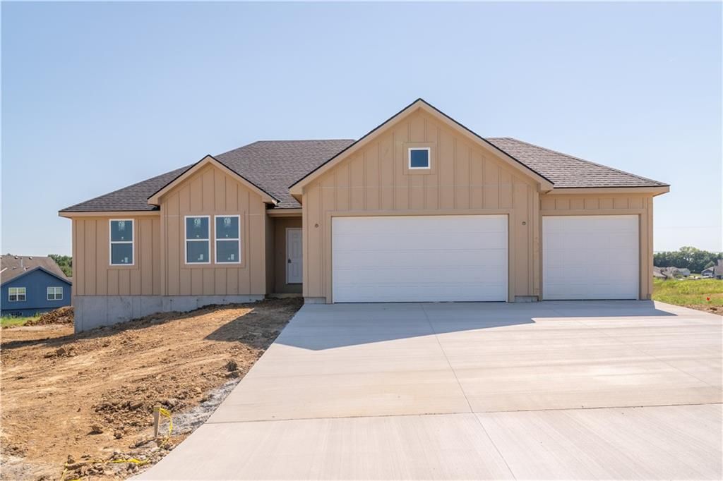 16729 Pinehurst Drive, Basehor, KS 66007