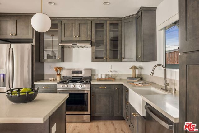 3500 10th Avenue, Los Angeles, CA 90018