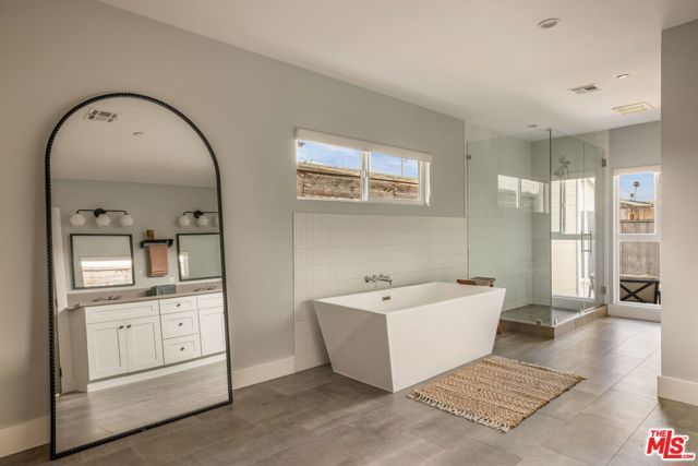 3500 10th Avenue, Los Angeles, CA 90018