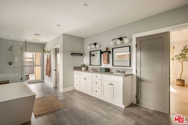 3500 10th Avenue, Los Angeles, CA 90018