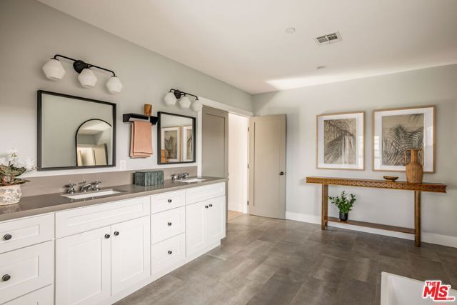 3500 10th Avenue, Los Angeles, CA 90018