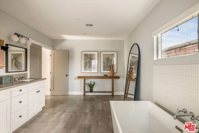 3500 10th Avenue, Los Angeles, CA 90018