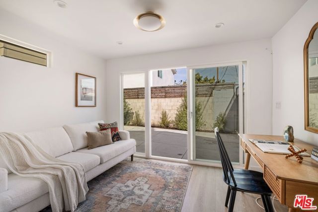 3500 10th Avenue, Los Angeles, CA 90018