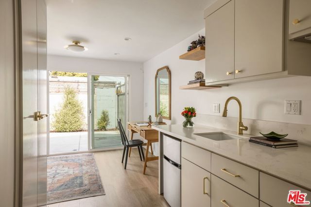 3500 10th Avenue, Los Angeles, CA 90018