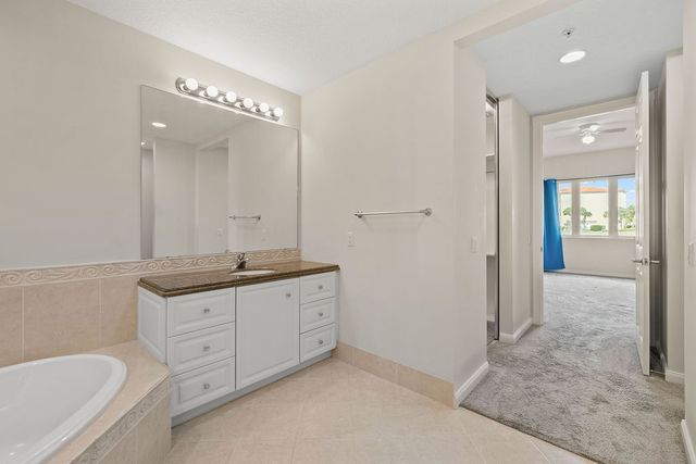 17 Harbour Isle Drive W 103, Fort Pierce, FL 34949