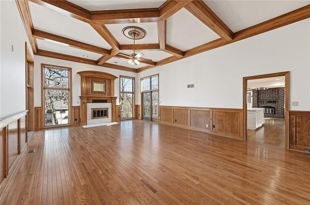 8461 Maplewood Lane, Lenexa, KS 66215