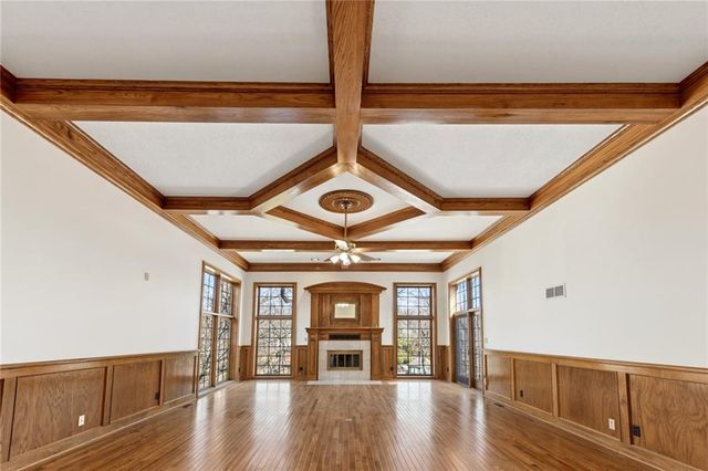 8461 Maplewood Lane, Lenexa, KS 66215