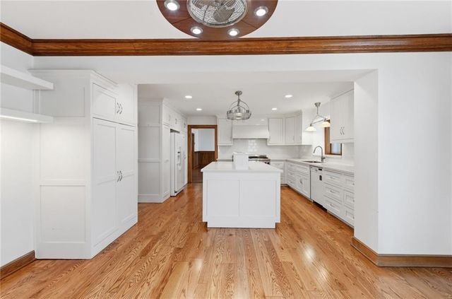 8461 Maplewood Lane, Lenexa, KS 66215