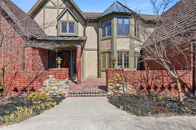 8461 Maplewood Lane, Lenexa, KS 66215