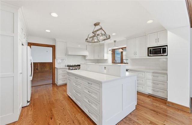 8461 Maplewood Lane, Lenexa, KS 66215