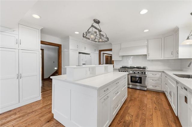 8461 Maplewood Lane, Lenexa, KS 66215