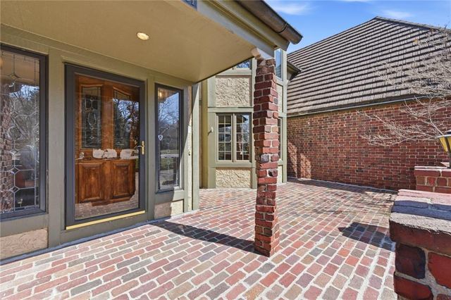 8461 Maplewood Lane, Lenexa, KS 66215