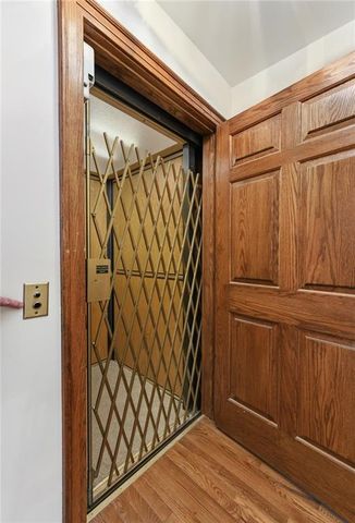 8461 Maplewood Lane, Lenexa, KS 66215