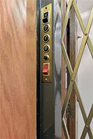 8461 Maplewood Lane, Lenexa, KS 66215