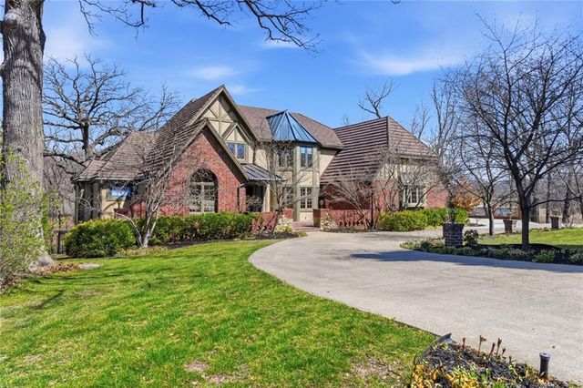 8461 Maplewood Lane, Lenexa, KS 66215