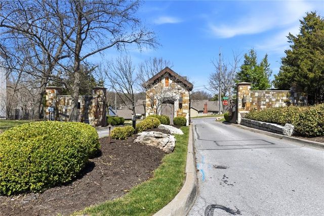 8461 Maplewood Lane, Lenexa, KS 66215